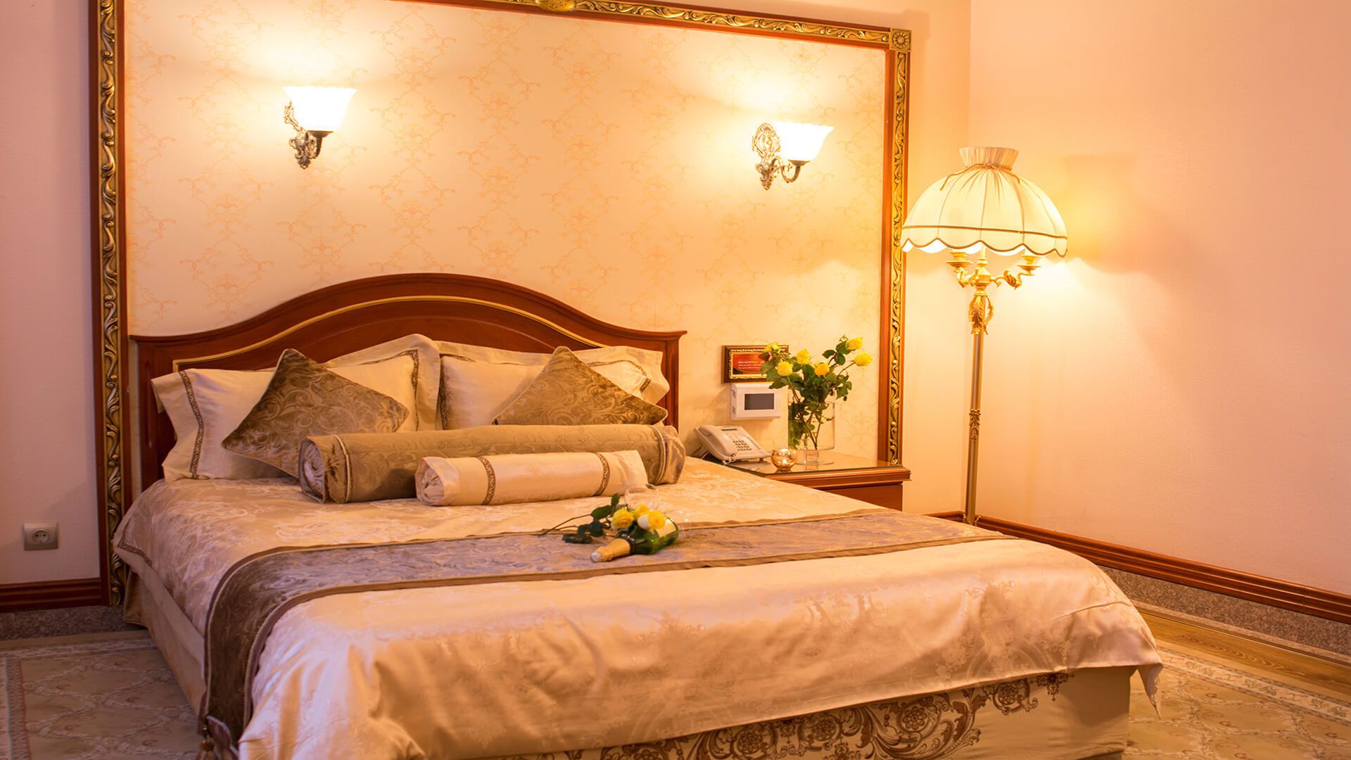رزرو اتاق دبل آتریوم هتل قصر طلایی